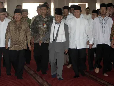 Wapres Jusuf Kalla dan sejumlah tokoh tiba menghadiri acara Kesyukuran 90 Tahun Gontor di Masjid Istiqlal, Jakarta, (28/5). Pondok pesantren yang berlokasi di Jawa Timur ini memasuki usianya yang ke-90 tahun pada 2016 ini. (Liputan6.com/Helmi Affandi)