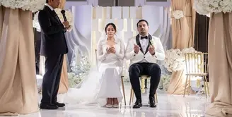 Putri Yusril Ihza Mahendra, Kenia telah menikah dengan pujaan hatinya. Saat akad nikah, keduanya pun kompak mengenakan pakaian serba putih sesuai dengan dekorasi yang dihiasi bunga putih. [@nasaruddin_umar]