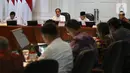 Presiden Jokowi didampingi Wakil Presiden Ma'ruf Amin memimpin rapat terbatas (ratas) di Kantor Presiden, Jakarta, Rabu (30/10/2019). Rapat terbatas perdana dengan jajaran menteri Kabinet Indonesia Maju itu membahas Penyampaian Program dan Kegiatan di Bidang Perekonomian. (Liputan6.com/Angga Yuniar)