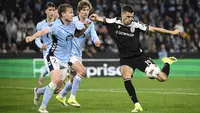 Penyerang PAOK asal Swedia, Alexander Jeremejeff (kanan) menendang bola dengan penjagaan ketat bek Celta Vigo Carl Starfelt (kiri) dalam pertandingan leg kedua play-off babak gugur Europa League antara RC Celta de Vigo dan PAOK FC di Stadion Balaidos di Vigo pada 26 Februari 2026. (AFP/Miguel Riopa)