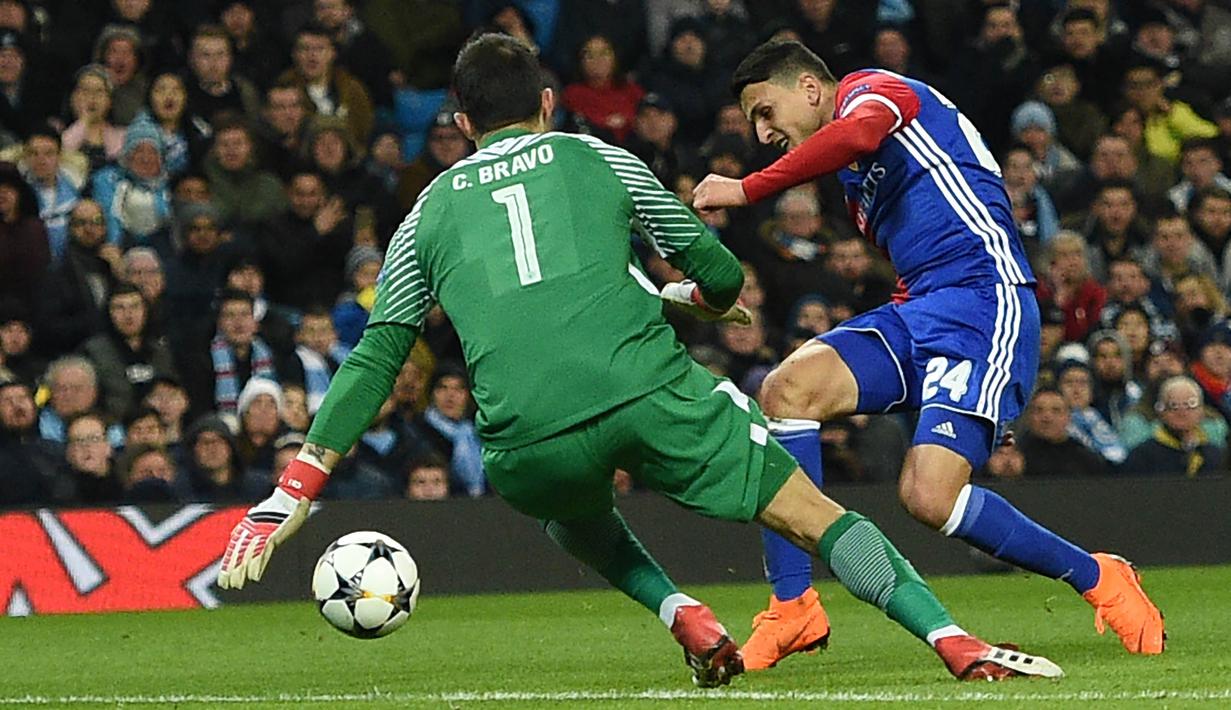 Kiper Manchester City, Claudio Bravo, berusaha menghalau tendangan gelandang FC Basel, Mohamed Elyounoussi, pada laga Liga Champions di Stadion Etihad, Rabu (7/3/2018). Manchester City takluk 1-2 dari FC Basel. (AFP/Oli Scarff)