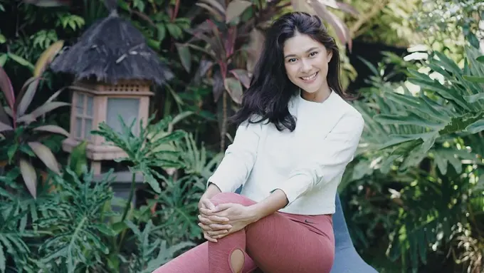 FOTO: Gaya Casual Nana Mirdad dengan Busana Putih, Tampil Menawan