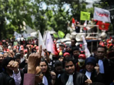 Ratusan aktivis GBI kembali melakukan aksi demonstrasi di PN Jakarta Pusat, Senin (28/3). Aksi sebagai bentuk solidaritas terhadap 23 aktivis buruh, dua pengacara publik dan satu mahasiswa yang menjalani persidangan perdana. (Liputan6.com/Faizal Fanani)