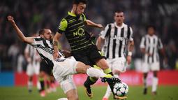 Bek Juventus, Giorgio Chiellini, menahan laju gelandang Sporting Lisbon, Bruno Fernandes, pada laga Liga Champions di Stadion Allianz, Turin, Rabu (18/10/2017). Juventus menang 2-1 atas Sporting. (AFP/Marco Bertorello)