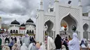 Umat Muslim saat melaksanakan salat Idul Adha di Masjid Raya Baiturrahman, Banda Aceh pada Rabu 27 Mei 2026. (CHAIDEER MAHYUDDIN/AFP)