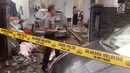 Petugas kepolisian melakukan olah TKP ledakan yang bersumber dari gas milik Perusahaan Gas Negara (PGN) di Cimanggu Residence, Tanah Sereal, Kota Bogor, Rabu (14/2). Tercatat ada 11 rumah rusak dan tiga di antaranya hancur. (Liputan6.com/Achmad Sudarno)