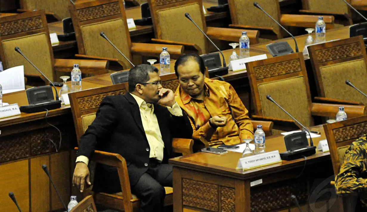 Anggota fraksi dari PKS, Hidayat Nur Wahid tampak berbincang dengan anggota DPR RI lainnya, Senin (12/5/14). (Liputan6.com/Johan Tallo)