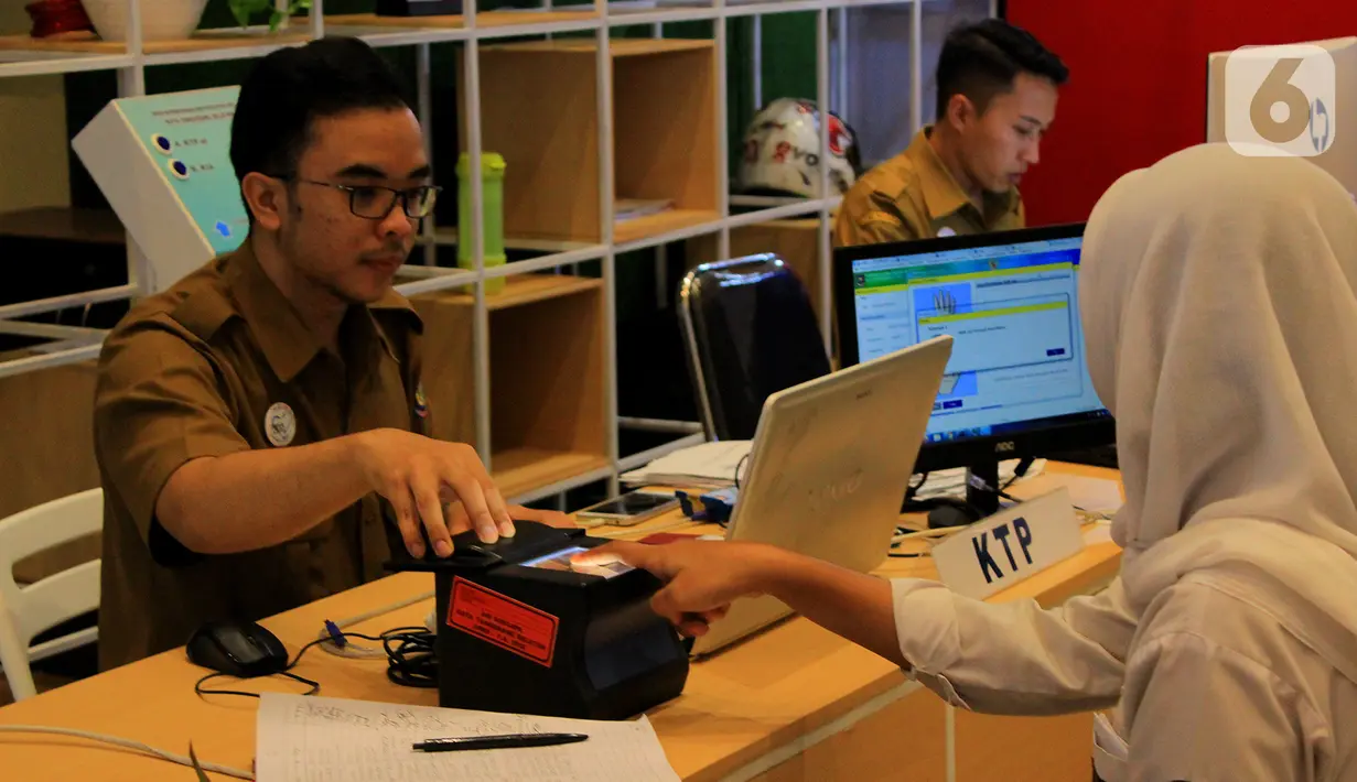 Seorang pelajar melakukan perekaman data sebelum mencetak Kartu Tanda Penduduk (KTP) lewat Anjungan Dukcapil Mandiri (ADM) di Teras Kota, Serpong, Tangerang Selatan, Banten, Senin (24/2/2020). Mesin ADM dapat mencetak 50 KIA per hari. (merdeka.com/Magang/Muhammad Fayyadh)