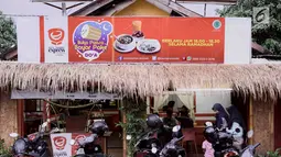 Suasana Kedai Soto Kauman Express Sawangan, Depok, Jawa Barat, Senin (13/5). Selama Ramadan, kedai soto tersebut menyediakan satu paket menu berbuka puasa yang terdiri dari soto, siomay, kurma, dan minuman dingin yang cukup dibayar dengan doa pada secarik kertas. (Liputan6.com/Immanuel Antonius)
