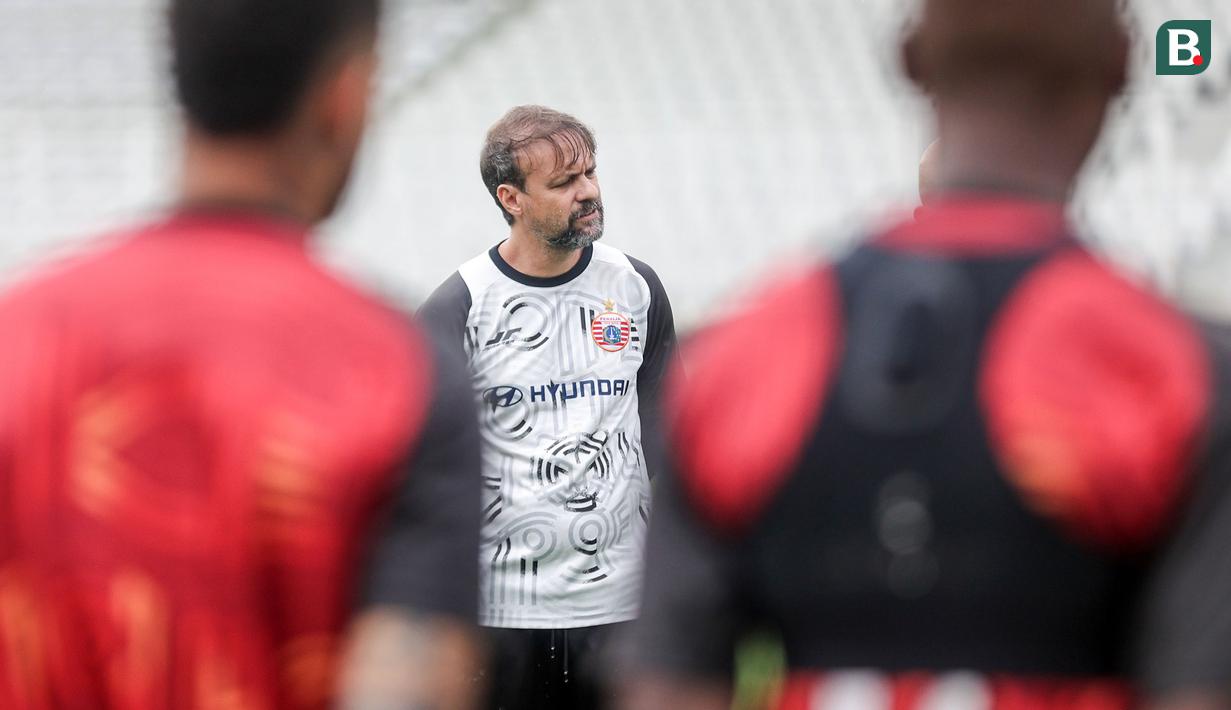 Pelatih kepala Persija Jakarta, Maurício Souza memimpin latihan resmi menjelang laga BRI Super League 2025/2026 melawan Persijap Jepara di Stadion Madya, Senayan, Jakarta, Jumat (02/01/2026). (Bola.com/Abdul Aziz)