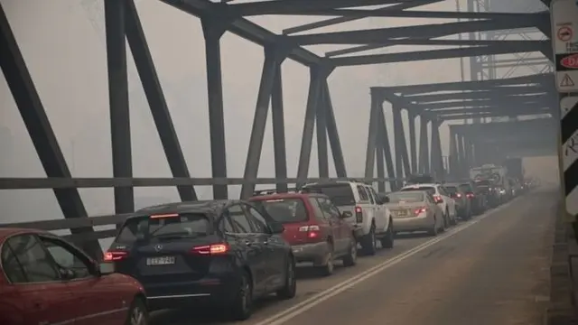 Banyak mobil yang mengantre di sepanjang jalanan di NSW. Mereka terpaksa membatalkan rencana liburan karena kondisi kebakaran yan tidak memungkinkan.