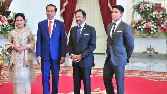 Pangeran Abdul Mateen mendampingi sang ayah menemui Jokowi dan Ibu Negara. (dok. Instagram @sekretariat.kabinet/https://www.instagram.com/p/B30wEaJA6nx/Dinny Mutiah)