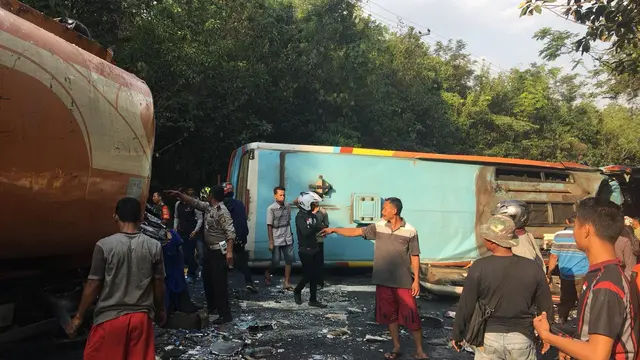 Penampakan horornya kecelakaan bus di Lampung yang tewaskan 8 penumpang