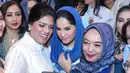 Annisa Pohan tampak memoles wajahnya dengan full makeup mengaplikasikan blush in coral di pipi dan lipstik pinknya. [@annisayudhoyono]