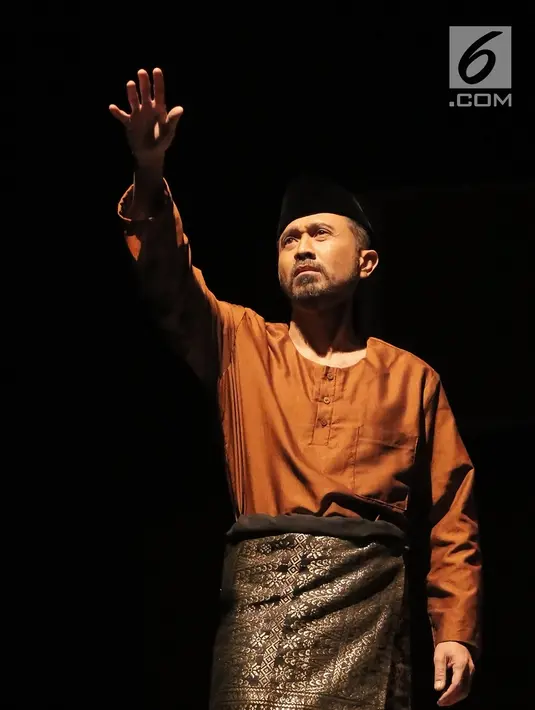 Aktor Lukman Sardi memerankan Amir Hamzah dalam pentas teater "Nyanyi Sunyi Revolusi" di Gedung Kesenian Jakarta, Jumat (1/2/). Pementasan tersebut mengangkat kisah hidup seorang penyair besar Indonesia Amir Hamzah. (Fimela.com/Bambang E Ros)