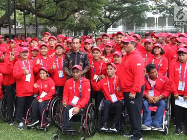 Presiden Joko Widodo foto bersama kontingen atlet dan official Indonesia Asian Para Games 2018 di Halaman Istana Negara, Jakarta, Selasa (2/10). Sebanyak 296 atlet akan berlaga pada Asian Para Games 2018 di Jakarta. (Liputan6.com/Angga Yuniar)