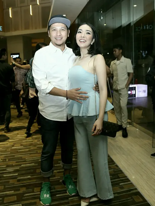 "Kdg bingung.. biasa aja kok bajunya kok pd nyinyir ya. Pd kurang piknik nih org2. Gk prnh liburan kali ya," tulis branded_junkie. "Yaudah sih di pantai ini. Gapapa kaliii, aneh banget." tulis viameychen. (Galih W. Satria/Bintang.com)