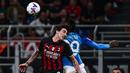<p>Gelandang AC Milan, Sandro Tonali (kiri) dan gelandang Napoli, Andre Zambo Anguissa berebut bola udara pada pertandingan lanjutan Liga Serie A Italia di stadion San Siro di Milan, Senin (19/9/2022). Kemenangan ini mengantar Napoli naik ke puncak klasemen dengan 17 poin. Sedangkan AC Milan berada di peringkat lima dengan 14 poin. (AFP/Miguel Medina)</p>