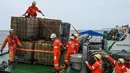 Sebuah kapal tanker berbendera Filipina yang mengangkut 1,4 juta liter bahan bakar minyak industri terbalik dan tenggelam di lepas pantai Manila pada 25 Juli 2024. (Jam Sta Rosa/AFP)