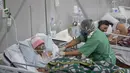 Petugas medis merawat pasien COVID-19 di rumah sakit lapangan dalam gym di Santo Andre, Sao Paulo, Brasil, Selasa (9/6/2020). Hingga 10 Juni 2020, kasus positif COVID-19 di Brasil sebanyak 742 ribu orang, 325 ribu sembuh, dan 38 ribu meninggal dunia. (AP Photo/Andre Penner)
