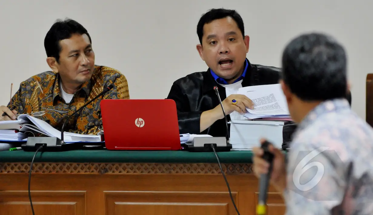 Udar Pristono (kiri) bersama kuasa hukumnya mengajukan pertanyaan kepada saksi dalam sidang kasus pengadaan Bus Tranjakarta di Pengadilan Tindak Pidana Korupsi (TIPIKOR), Jakarta, Rabu, (06/05/2015). (Liputan6.com/Andrian M Tunay)