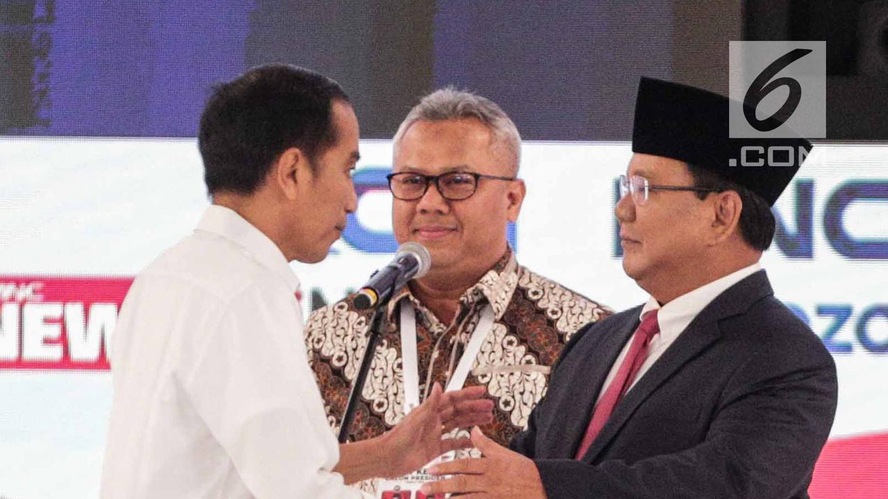 Peluk Hangat Jokowi dan Prabowo Awali Debat Kedua Capres