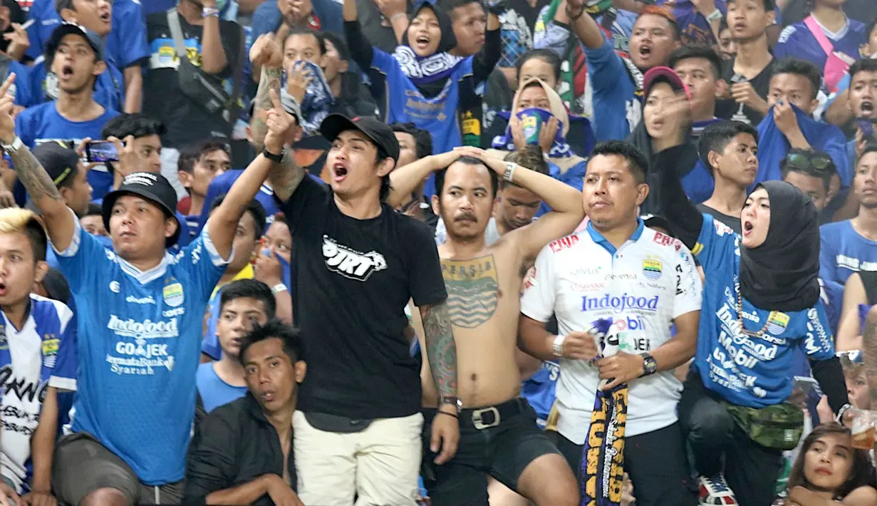Bobotoh tampak kecewa saat Persib Bandung dikalahkan Persebaya Surabaya pada laga Liga 1 di Stadion Gelora Bung Tomo, Surabaya, Jumat (5/7). Persebaya menang 4-0 atas Persib. (Bola.com/Aditya Wani)