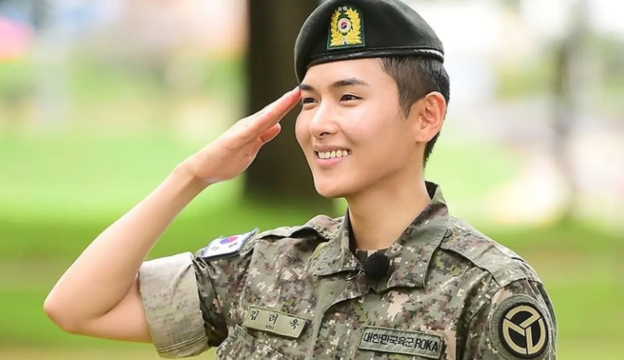 Setelah dua tahun menjalani tugas wajib militer, akhirnya Ryeowook menyelesaikannya pada 10 Juli lalu. Saat keluar dari wamil, ia disambut oleh para penggemar dan personel Super Junior. (Foto: soompi.com)