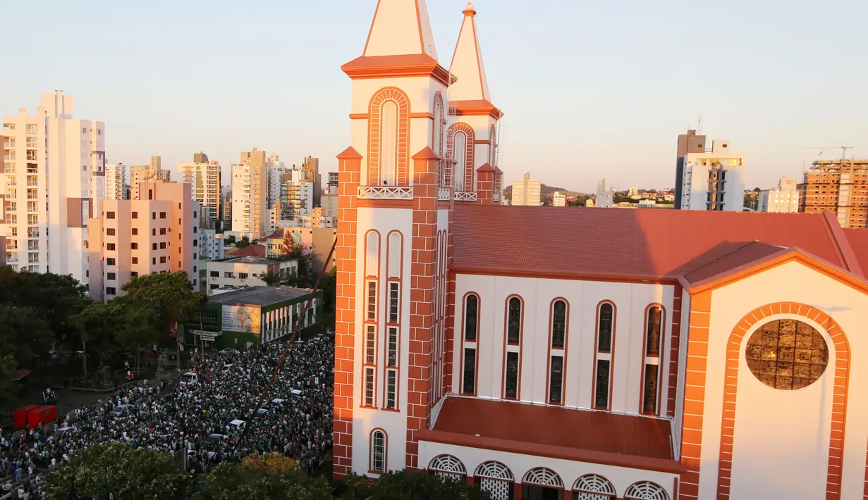 Para fans mengadakan misa di sebuah gereja di kota Chapeco, Brasil, untuk memanjatkan doa bagi anggota klub Chapecoense yang tewas dalam kecelakan pesawat, Selasa (29/11). Pemerintah Brasil menetapkan tiga hari berkabung nasional. (REUTERS/Paulo Whitaker)