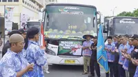 Gubernur Jawa Tengah (Jateng) Ganjar Pranowo mengadakan program mudik gratis baik bus dari Medan ke Jateng.  Peserta mudik start dari titik keberangkatan di Gedung Serba Guna Medan, Kamis (13/4/2023).
