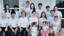 Felicya Angelista mengajak suami dan keduanya anak pulang kampung ke Manado. Bos skincare ini pun tampil sederhana mengenakan kaos putih. [Instagram/@felicyaangelista_]