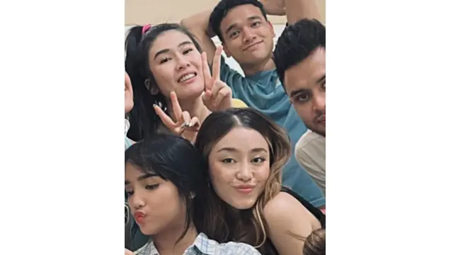 Potret Persahabatan Fuji dan Stevie Agnecya