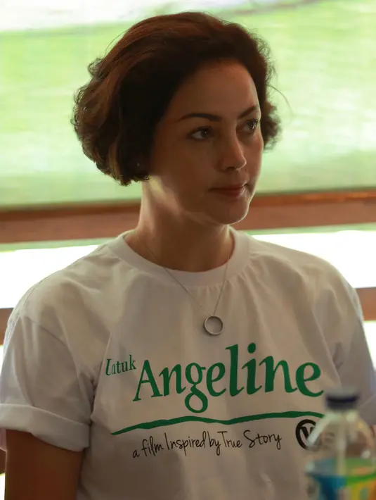 Beberapa bulan setelah kepergian suaminya, James Sahertian, Roweina Umboh mulai merasakan kesepian. Sebelumnya, pasangan ini selalu terlihat mesra di setiap kesempatan. Membesarkan kedua anaknya menjadi tugas beratnya. (Galih W. Satria/Bintang.com)