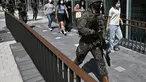Tentara Korea Selatan ikut serta dalam latihan anti-teror di Pusat Seni Bucheon di Bucheon, sebelah barat Seoul (23/8/2022). Latihan anti-teror ini di sela-sela latihan militer gabungan Korea Selatan-AS yang disebut Ulchi Freedom Shield. (AFP/Jung Yeon-je)