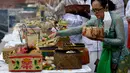 Umat Hindu melakukan persembahan kehadapan Sang Hyang Widi dan dewa atau bhatara sebagai tanda puji syukur serta permohonan untuk keselamatan. (Photo by SONNY TUMBELAKA / AFP)