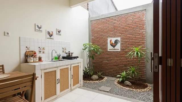 Dapur Mini dengan Taman Kering dan Dinding Bata Ekspos
