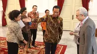 Presiden Joko Widodo menerima kunjungan perwakilan The elders di Istana Merdeka Jakarta, Rabu (29/11). Jokowi didampingi Menlu Retno Marsudi, Menkes Nila F Moeloek, dan Menkeu Sri Mulyani saat menyambut The Elders. (Liputan6.com/Angga Yuniar)