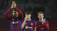 Ronald Araujo, Pau Cubarsi, dan Frenkie De Jong menjadi pilar penting Barcelona di musim 2023/2024. (AFP/Lluis Gene)