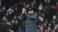 Pelatih Liverpool, Jurgen Klopp bertepuk tangan merayakan kemenangan timnya usai pertandingan melawan Everton pada Liga Inggris di Stadion Anfield, Rabu (4/12/2019). Liverpool menang telak 5-2 atas Everton. (AP Photo/Jon Super)