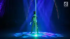 Pemain sirkus Oriental Circus Indonesia (OCI) berlatih akrobat dan trapeze jelang gelaran The Great 50 Show di Senayan, Jakarta, Rabu (12/12). Kelompok sirkus pertama di Indonesia dan satu-satunya ini telah berdiri sejak 1967. (Liputan6.com/Fery Pradolo)