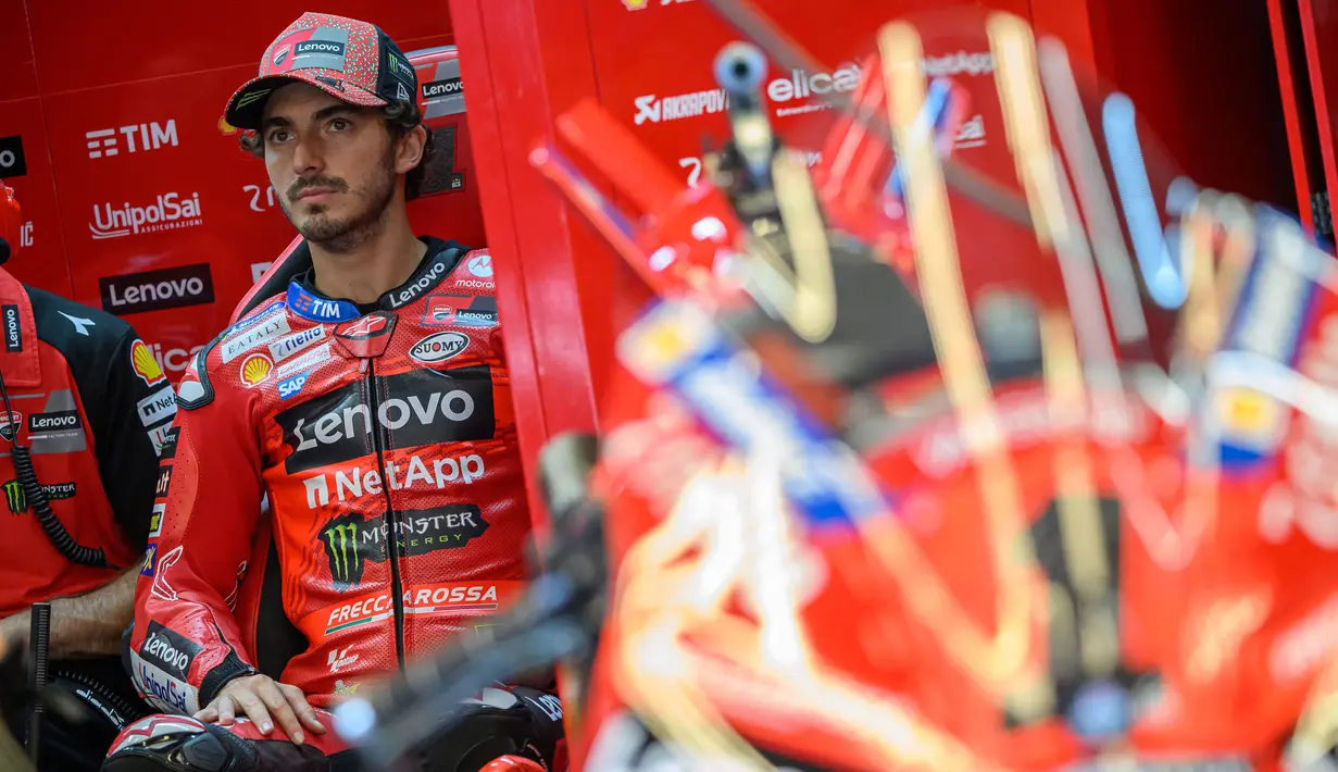 Pembalap Ducati Lenovo Team asal Italia, Francesco Bagnaia memperhatikan sebelum dimulainya sesi latihan kedua MotoGP Austria akhir pekan di arena balap Red Bull Ring di Spielberg, Austria, 16 Agustus 2024. (Jure Makovec/AFP)