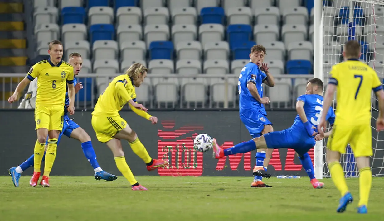 Pemain Swedia Emil Forsberg menengdan bola ke gawang Kosovo pada pertandingan Grup B kualifikasi Piala Dunia 2022 di Stadion Fadil Vokrri, Pristina, Kosovo, Minggu (28/3/2021). Swedia menang 3-0. (AP Photo/Visar Kryeziu)