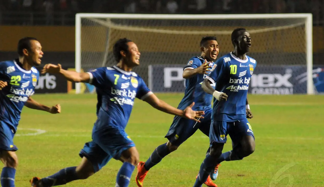 Sejumlah pemain Persib Bandung berlarian usai mengalahkan Persipura Jayapura di Stadion Gelora Sriwijaya, Palembang, (7/11/2014). (Liputan6.com/Helmi Fithriansyah)
