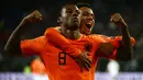 Gelandang Belanda, Georginio Wijnaldum, merayakan gol yang dicetaknya ke gawang Jerman pada laga Kualifikasi Piala Dunia 2022 di Hamburg, Jumat (6/9). Jerman kalah 2-4 dari Belanda. (AFP/Patrik Stollarz)