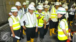 Menteri Perhubungan Budi Karya Sumadi menyimak penjelasan saat meninjau proyek MRT di Bundaran HI, Jakarta, Rabu (14/12). Menhub menyebutkan pengerjaan proyek tersebut sudah 70 persen untuk kontruksinya. (Liputan6.com/Angga Yuniar)