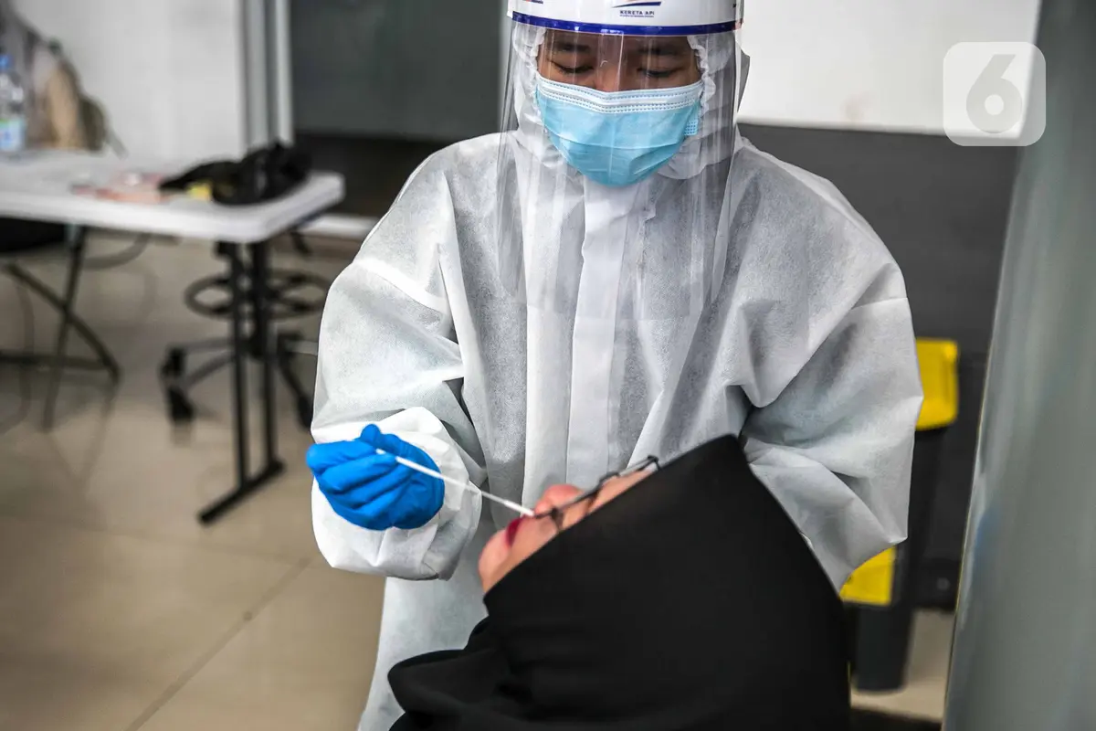 Para Penumpang di Stasiun Senen Jalani Swab Antigen