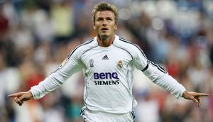 Selebrasi gelandang Real Madrid, David Beckham setelah mencetak gol ke gawang Real Sociedad pada laga Liga Spanyol 2006/2007 di Santiago Bernabeu Stadium, Madrid (17/9/2006). Sepeninggal Steve McManaman, Real Madrid mendatangkan David Beckham yang akhirnya membela Los Blancos selama 4 musim mulai 2003/2004 hingga 2006/2007. Satu gelar Liga Spanyol sukses diraihnya di musim terakhirnya pada 2006/2007. (AFP/Philippe Desmazes)