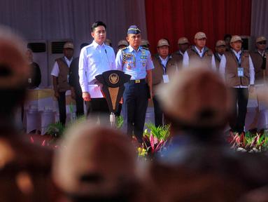 Wakil Presiden Republik Indonesia, Gibran Rakabuming Raka saat memimpin Apel Siaga Pengawasan Tahapan Masa Tenang, Pemungutan dan Penghitungan Suara Pemilihan Kepala Daerah (Pilkada) Serentak tahun 2024 di Lapangan Silang Monumen Nasional (Monas), Jakarta, Rabu (20/11/2024). (Liputan6.com/Angga Yuniar)