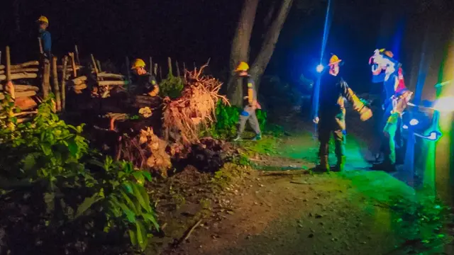 Tim Penanganan Gangguan PLN UIW NTB bergerak cepat ke Sebotok tangani gangguan kelistrikan akibat cuaca buruk. (Foto: Liputan6.com/Dok. PLN)