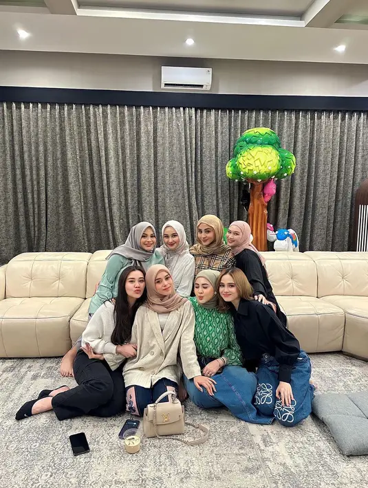 Selain Aurel Hermansyah, dalam arisan tersebut ada Lesti Kejora, Kesha Ratuliu, Melody Laksani, Margin Wieheerm, Shania Indriani, Dinda Hauw, dan Syifa Hadju. [Instagram/aurelie.hermansyah]